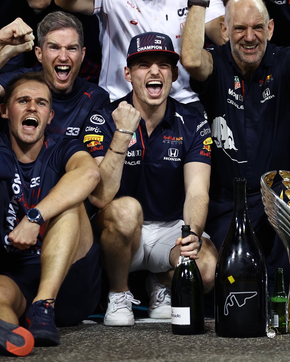 VerstappenCOM's tweet photo. Can’t see that often enough 😍🏆

#KeepPushing #UnleashTheLion https://t.co/QwfeLo9PK7