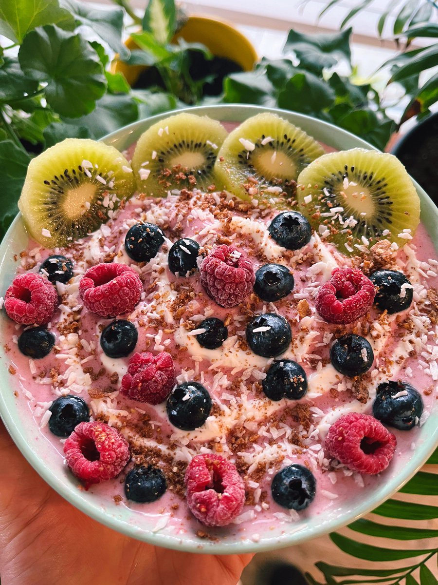 CeeVibez's tweet photo. Smoothie bowl on fleek. #Sunshine https://t.co/VmjN4GDChv