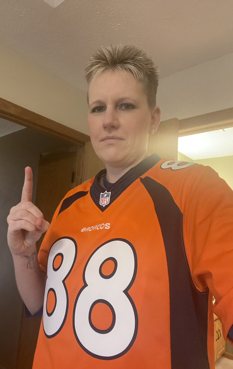 NESwiftie1387's tweet photo. Reppin’ for DT 🧡💙 Always & Forever🏈 #RIP #FlyHigh88 @Broncos https://t.co/omXzX2UIcW
