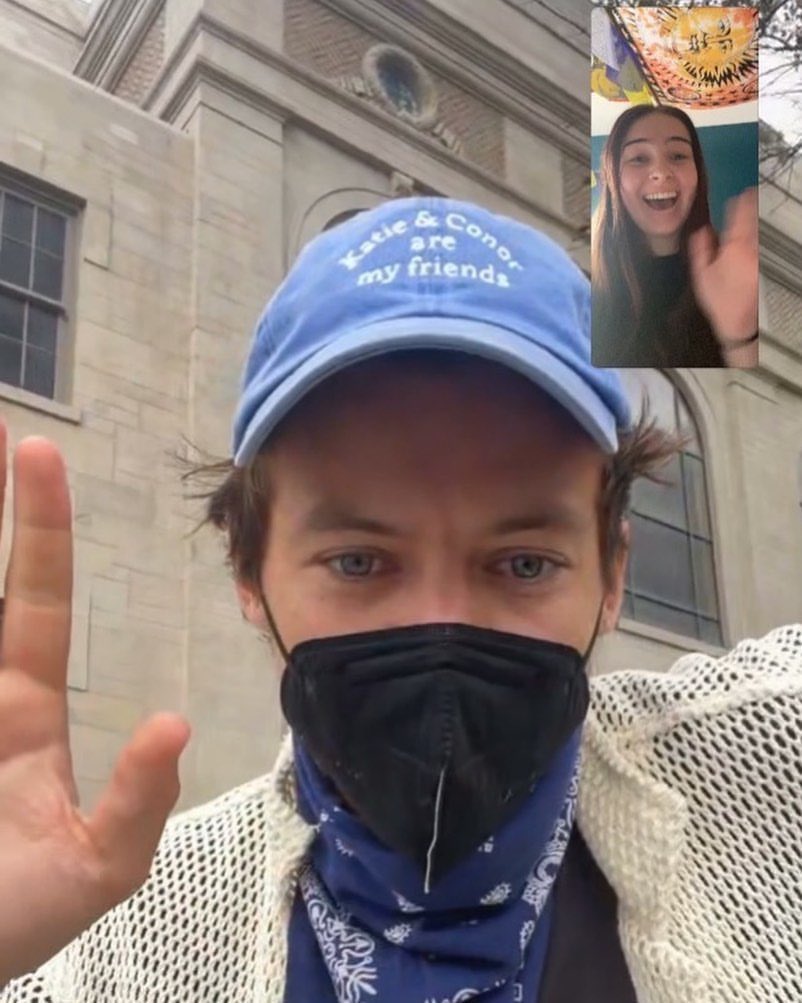 lpuiscat's tweet photo. harry styles always looking so pretty on a zoom call, he is my actually comfort person, love him💗🐇🌷🧁 #AdoreYou #HarryStyles https://t.co/TIIU7BRTgT