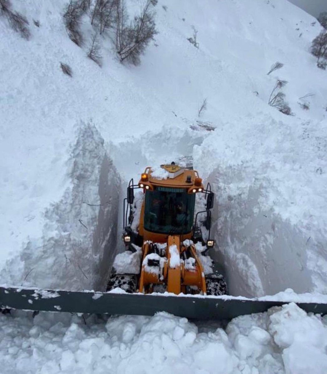 andorratwits's tweet photo. Obrint la carretera de França al Pas de la Casa. Jo feia molts anys que no veía algo semblant. ❄️😍 https://t.co/6cGxpl5CT0