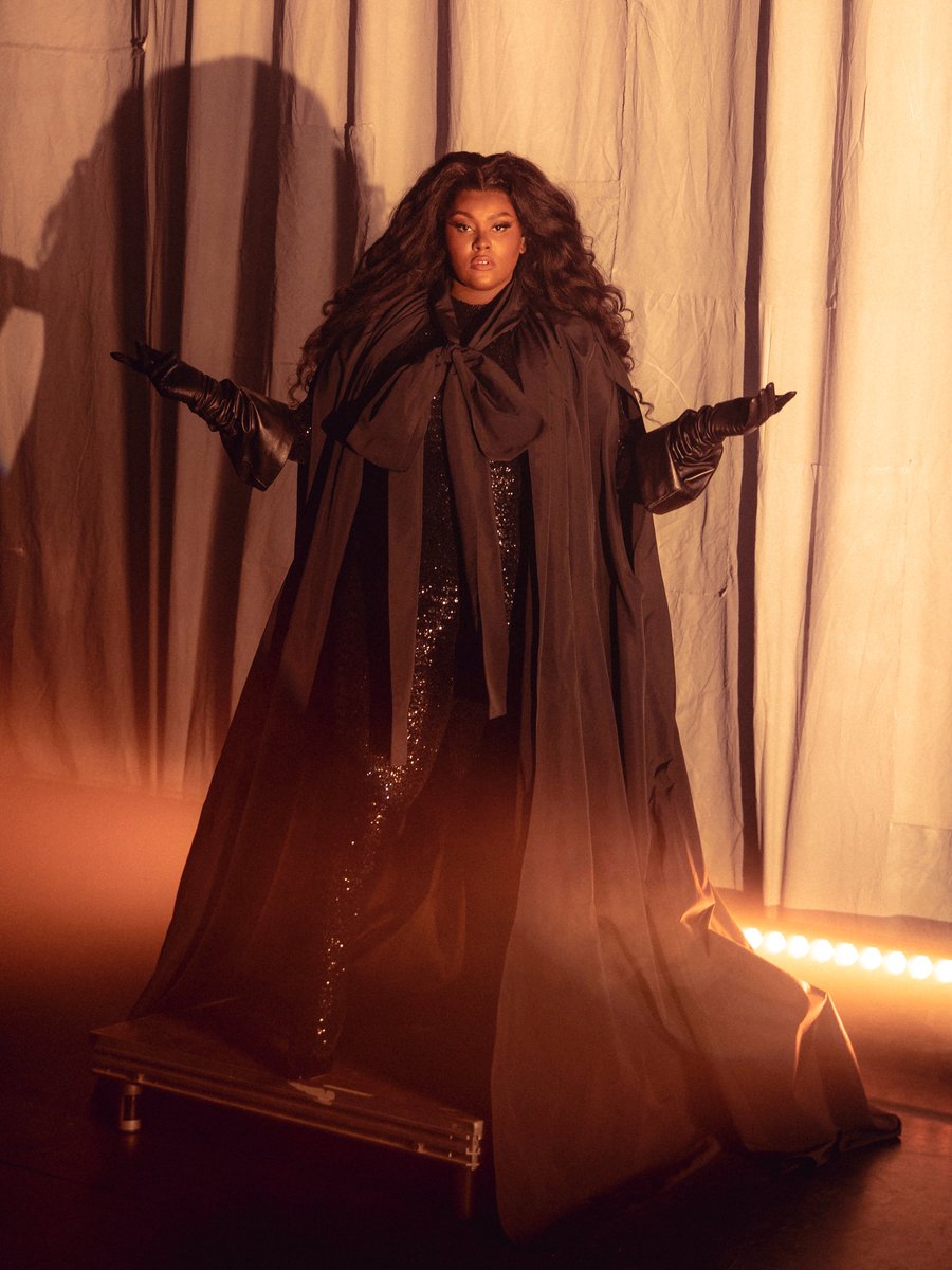 MaisonValentino's tweet photo. .#Yseult, on stage in custom Valentino.
For her Paris concert this weekend, the French singer-songwriter was dressed in a custom all-black look by #PierpaoloPiccioli and performed alongside guests @EddydePretto, #Ichon, and @SPRINOIR who were also seen in Valentino looks. https://t.co/UDXUCycyYt