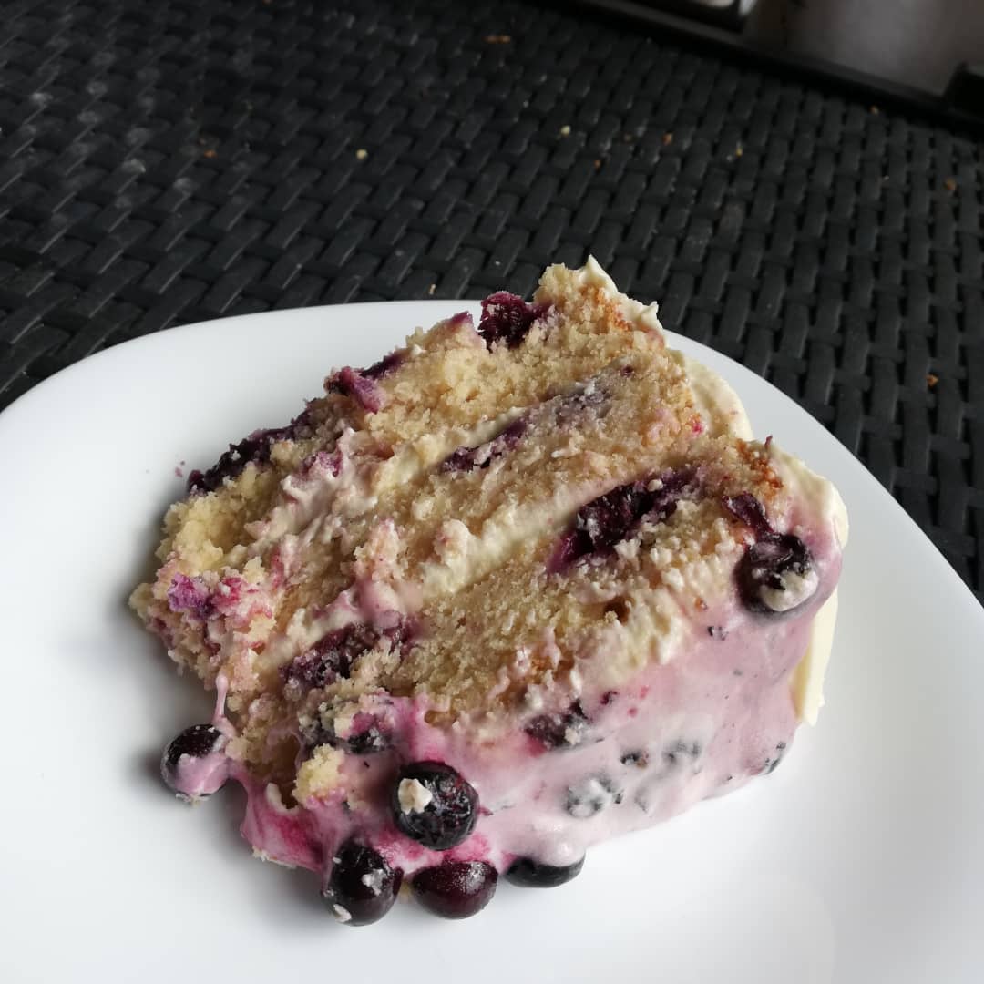 dam_jeanius's tweet photo. Lemon blueberry cake! Solid first attempt 😎 @ChemistsWhoCook
#lockdownbaking #alwaystimefortea https://t.co/xuTeaujObl