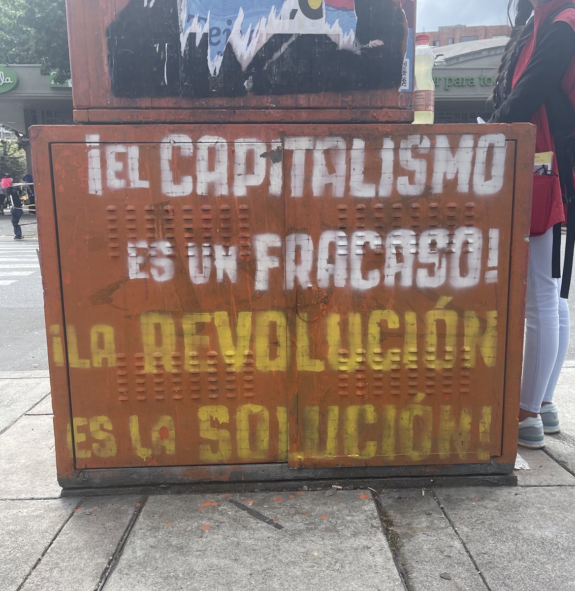 LafaurieCabal's tweet photo. Alguien le puede decir a este ilustre revolucionario que gracias al capitalismo pudo comprar su pintura en aerosol y, además, a buen precio? https://t.co/I59K9pTJm0