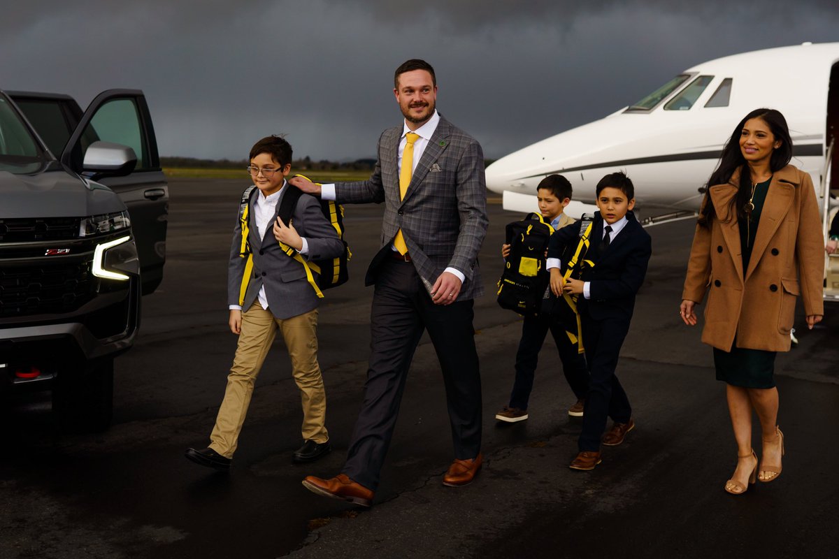 oregonfootball's tweet photo. Welcome to Eugene, Lanning family! 

#GoDucks x @CoachDanLanning https://t.co/NKgJiYUYnt