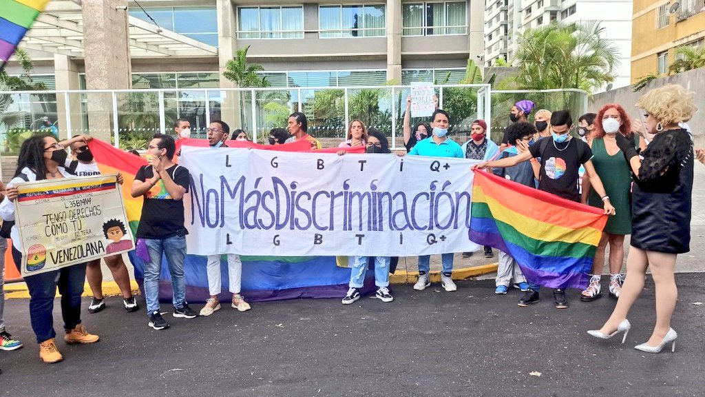 Caminata en pro a los DDHH LGBTIQ+ contra la discriminación. 

Hoy caminamos por el respeto que merecen todos los seres humanos indistintamente de a quienes amén y como se vistan.

Respeto que no recibió la Chiky Lorens en el Hotel Pestana por ser una artista travesti.