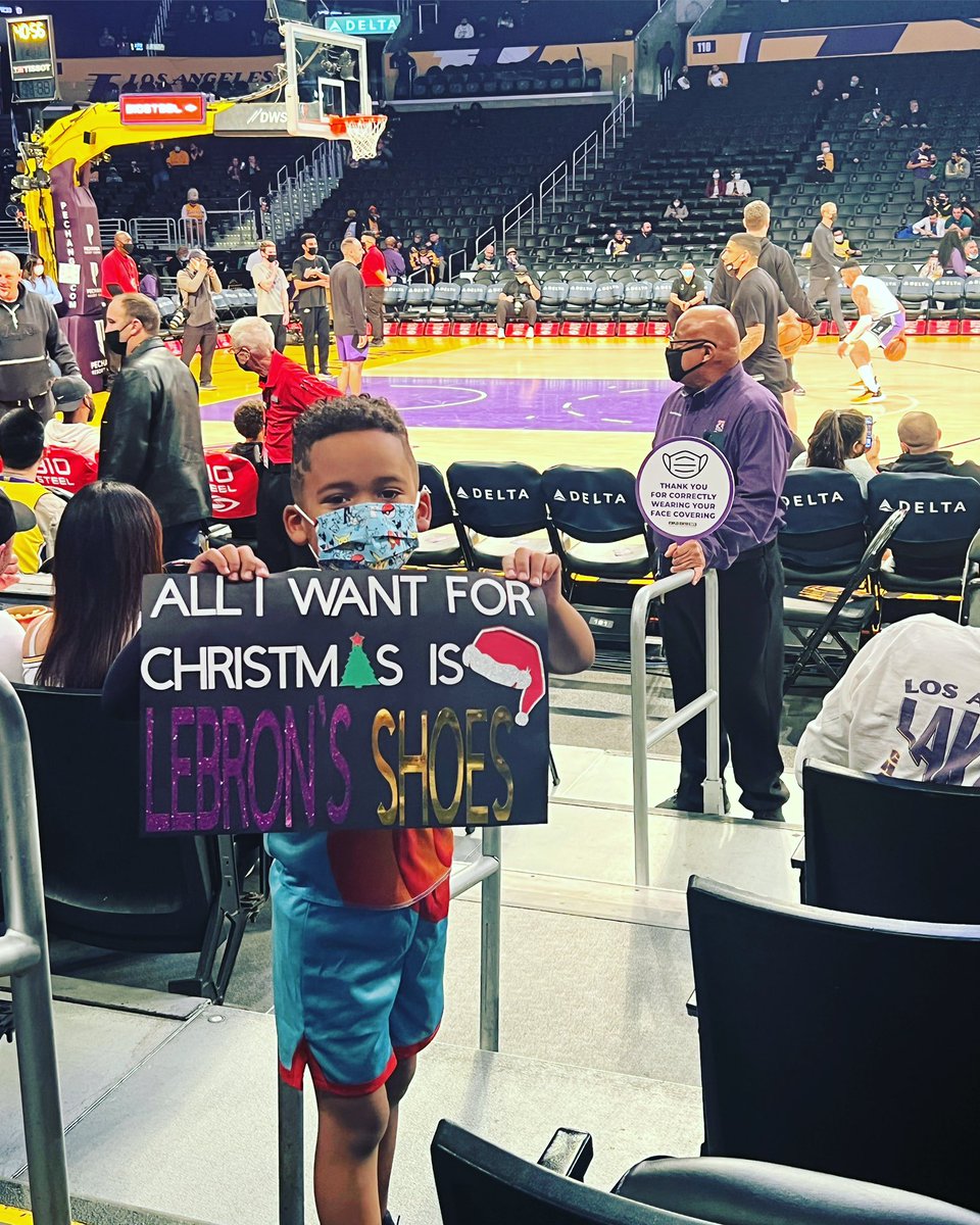 DaCandyman's tweet photo. All my son wants for Christmas is @KingJames shoes #LakeShowLive #Lakers #OrlandoMagic https://t.co/4MARRjc1h2