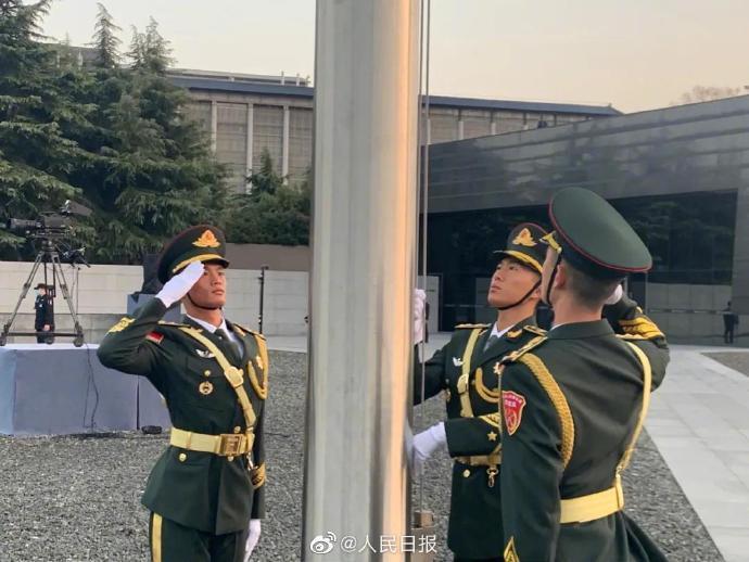 PDChinese's tweet photo. 【以國之名，悼我同胞！國家公祭廣場下半旗誌哀】12月13日，南京大屠殺死難者國家公祭日，侵華日軍南京大屠殺遇難同胞紀念館前，國家公祭廣場為死難同胞下半旗誌哀。以國之名祭奠30萬遇難同胞，我們從未忘記！ https://t.co/OodVzA4llr