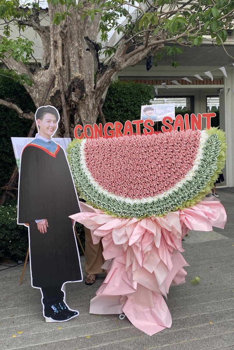 mamalovesaint's tweet photo. Sending your favorite watermelon, wish you getting endless eating hapiness;
Sending you endless love, we would be together as always~~

Happy Graduation na, our beloved @Saint_sup ~~❤️

Saint graduation Day
#มาม๊าครับเซ้นต์จบแล้วนะ 
#Saint_sup #MingEr  #CongratstoSaintSup https://t.co/BIgzu8Ah7y
