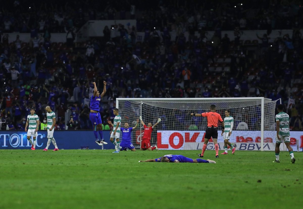 elyisusazul's tweet photo. HOY ES EL ÚLTIMO DÍA COMO VIGENTE CAMPEÓN, ESTE AÑO FUE EL BUENO. https://t.co/RSluJEe0C5