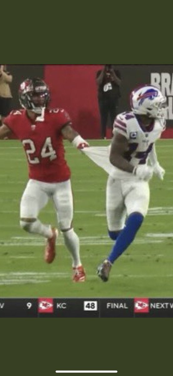 MYags9's tweet photo. Idk how your supposed to catch a ball when this happens. #BillsMafia #BUFvsTB #RefsLoveTom https://t.co/2y9f7H844v