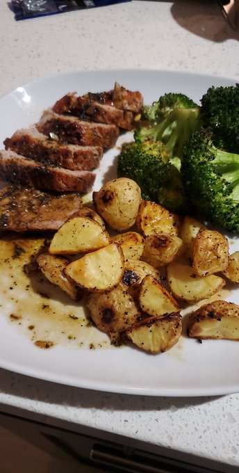 2 pic. I can 100% be a housewife! https://t.co/ieQWbQ6aSX