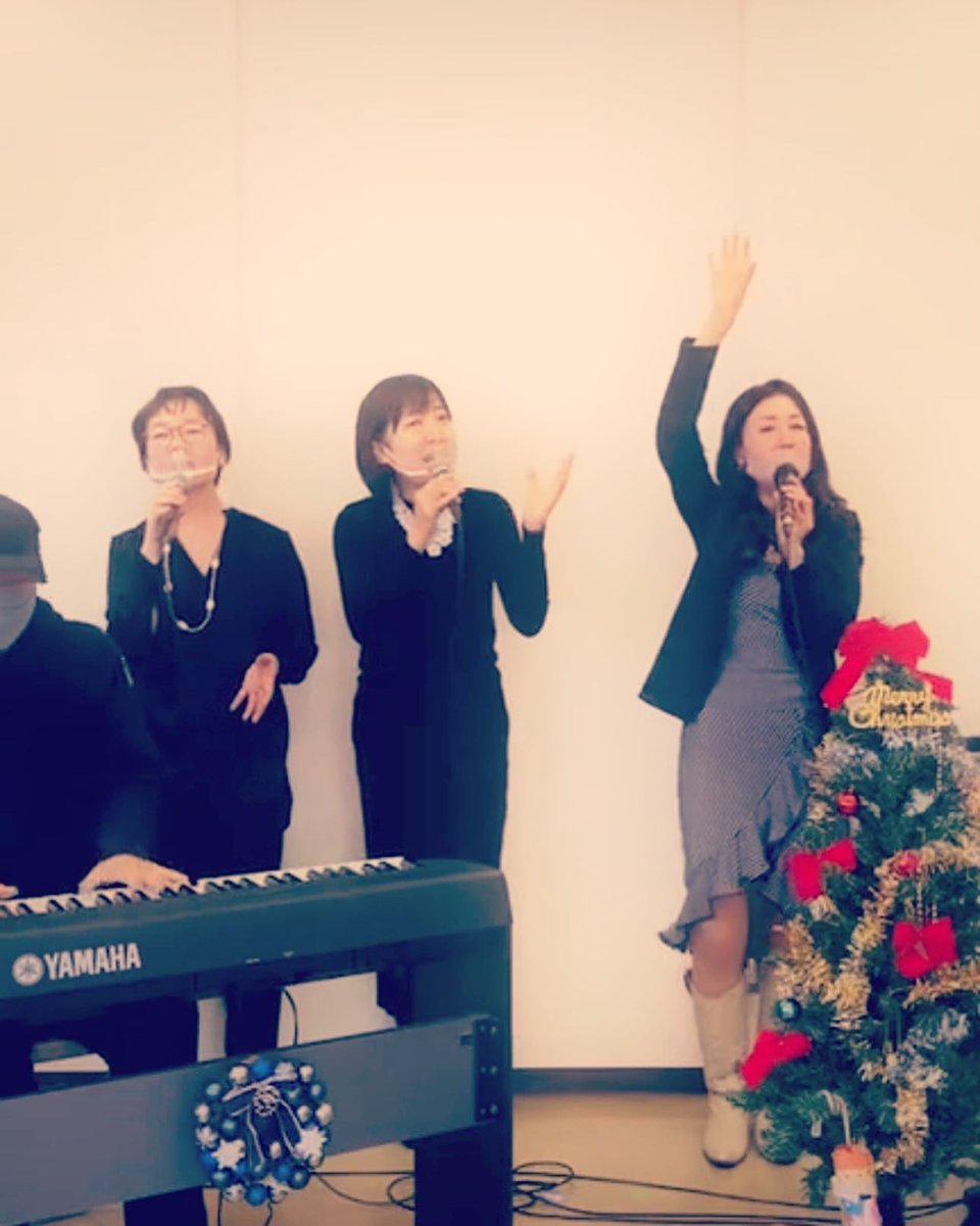MGC_0613's tweet photo. 本日のインスタライブ、たくさんの方々に見に来て頂きホントにありがとう❤️感謝で胸がいっぱいになりました❣️来年もどうか宜しくお願いします‼️素敵なクリスマスとお正月をお迎えくださいね❤️感謝を込めて❤���宮前の二人、綺麗なお花ありがとう❤️

#インスタライブ
#歌い納め https://t.co/dsbzAy6non