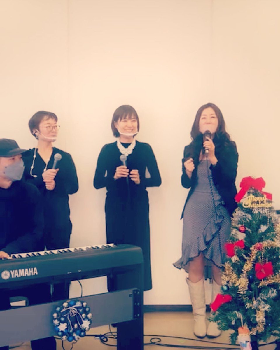 MGC_0613's tweet photo. 本日のインスタライブ、たくさんの方々に見に来て頂きホントにありがとう❤️感謝で胸がいっぱいになりました❣️来年もどうか宜しくお願いします‼️素敵なクリスマスとお正月をお迎えくださいね❤️感謝を込めて❤���宮前の二人、綺麗なお花ありがとう❤️

#インスタライブ
#歌い納め https://t.co/dsbzAy6non