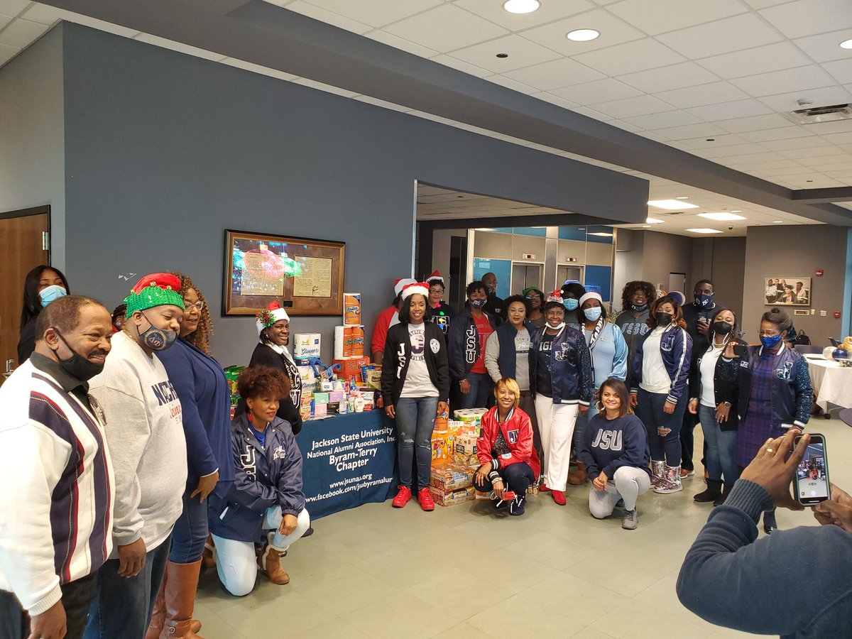 jsunaabtc's tweet photo. Tis the season!πThank you #JSUNAABTC Members for donating to the JSU Student Food Pantry!!! The Chapter presented the pantry items to Dr. Crystal Henry, Executive Director of Student Housing and Residence Life at JSU, during our annual Holiday Party! #totheeilovesototheeigive https://t.co/EKdtCUZyMJ