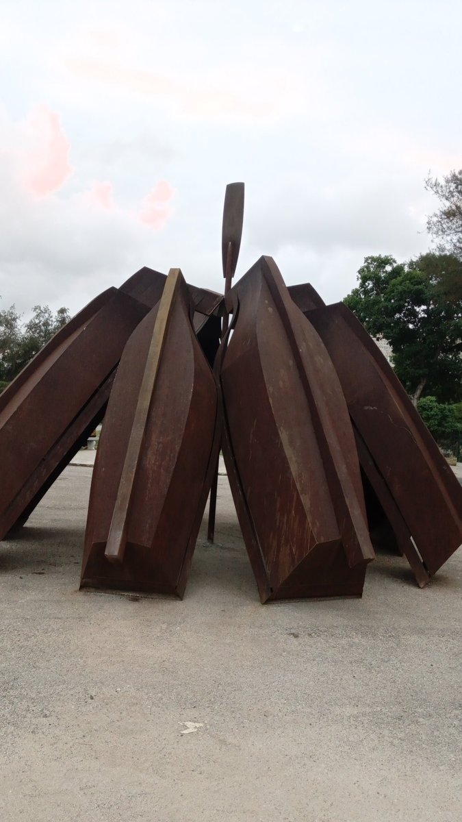 BIENAL DE LA HABANA.
El artista Alexis Leyva Kcho inaugura su Expo 'Manifiesto' .
Once obras por toda Quinta Avenida, inspirado en el pedido de un trabajador sencillo del mantenimiento a la vía.
#BienalDeLaHabana
#CubaViveEnSuCultura
#Cuba