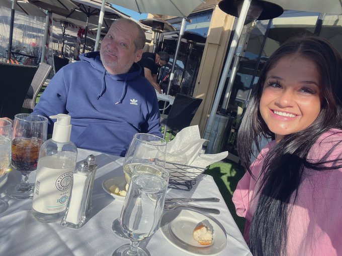 lunch dates with spiegs💕 https://t.co/MxNSF38J1Q