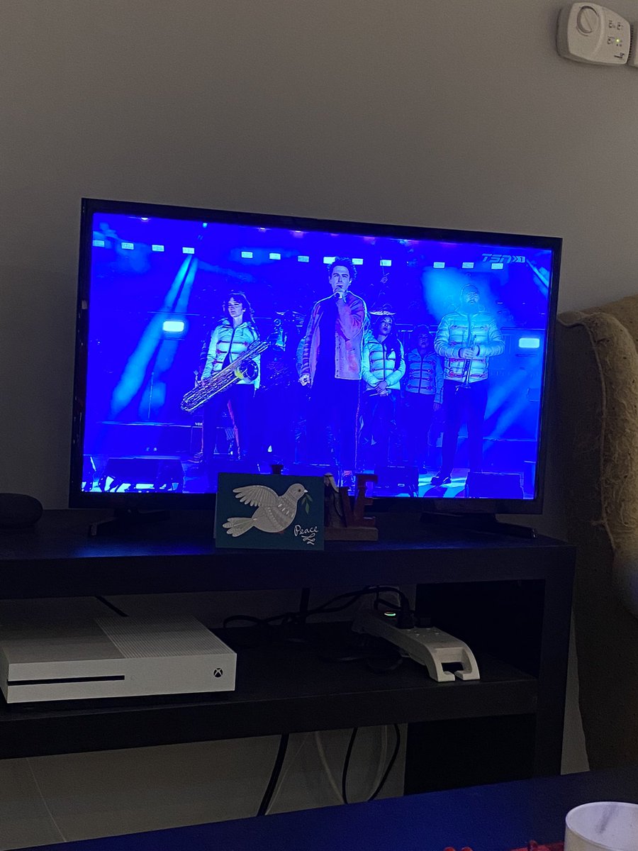 gabsters2011's tweet image. Sang along to my faves during the #cfl halftime show @arkellsmusic #arkells #knockingatthedoor #nailedit #leatherjacket