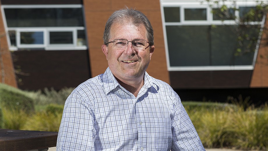 #ANUExpert @WarwickMcKibbin has co-authored three papers that outline a pathway to address the political &amp; economic steps to achieve #NetZero carbon emissions by 2050.

"You need to have a mix of carbon pricing &amp; green infrastructure..."
 
➡️bit.ly/3m0AVWx