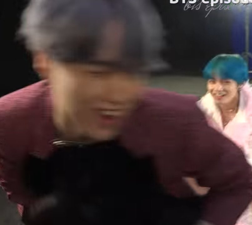 vminbygcf's tweet photo. essa sequência do yoongi roubando o tannie do taehyung é a coisa mais fofa que existe 🥺 https://t.co/VyQUkIx6Xf
