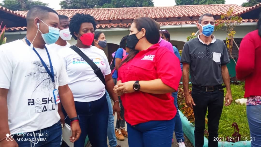 Gob_LaGuaira's tweet photo. #12Dic ll Un encuentro con los Gobiernos Comunitarios de la parroquia Carayaca, sostuvo la Dra.Nelare Bermúdez, Secretaría Salud de la Gobernación de #LaGuaira para fortalecer los programas de salud  que llevan adelante la ASIC 506 en la zona rurales
#VacunaciónYPrevención https://t.co/WvK47LxZdV