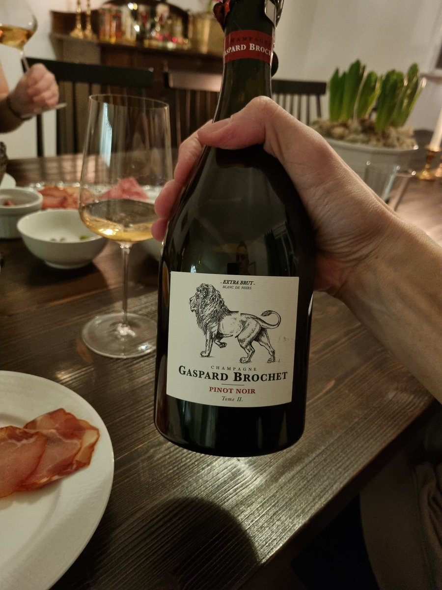 Firar advent med ett par goda vänner och då den enda alkoholhaltiga drycken som dricks i vårt hem är champagne korkade vi upp lite kvalitet ikväll. Skål vänner! Riktigt bra skit från <a href="/fregattt/">Fregatt</a> ❤