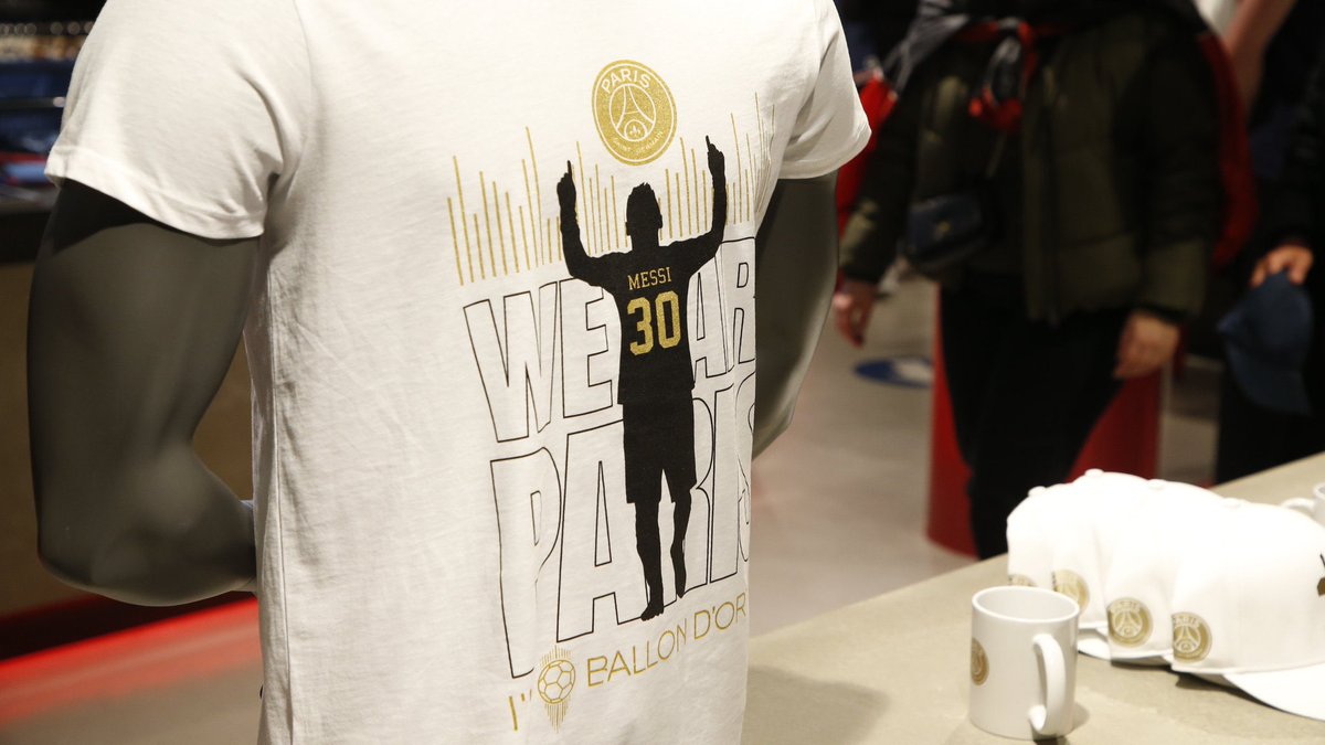 في ليلة الإحتفال بالكرة الذهبية .. الأسطورة تنازل عن ركلة الجزاء لمبابي وصنع الهدف الثاني بعد أن قطع الكرة وتوغل بنفسه 🐐