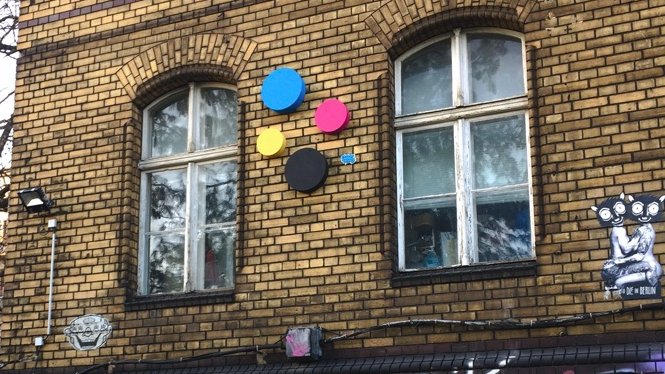 Yosoycorra's tweet photo. ¡Por fin lo he encontrado!

Hace unos meses, unos amigos me dijeron: 

-¿Te has fijado en los puntos?

-¿Qué puntos?

- Los que están por toda la ciudad (Berlín)👇

Me los enseñaron y desde entonces llevo buscando quién es el artista detrás.

Hoy lo he encontrado.

Abro hilo. https://t.co/hWNRf7o6NZ
