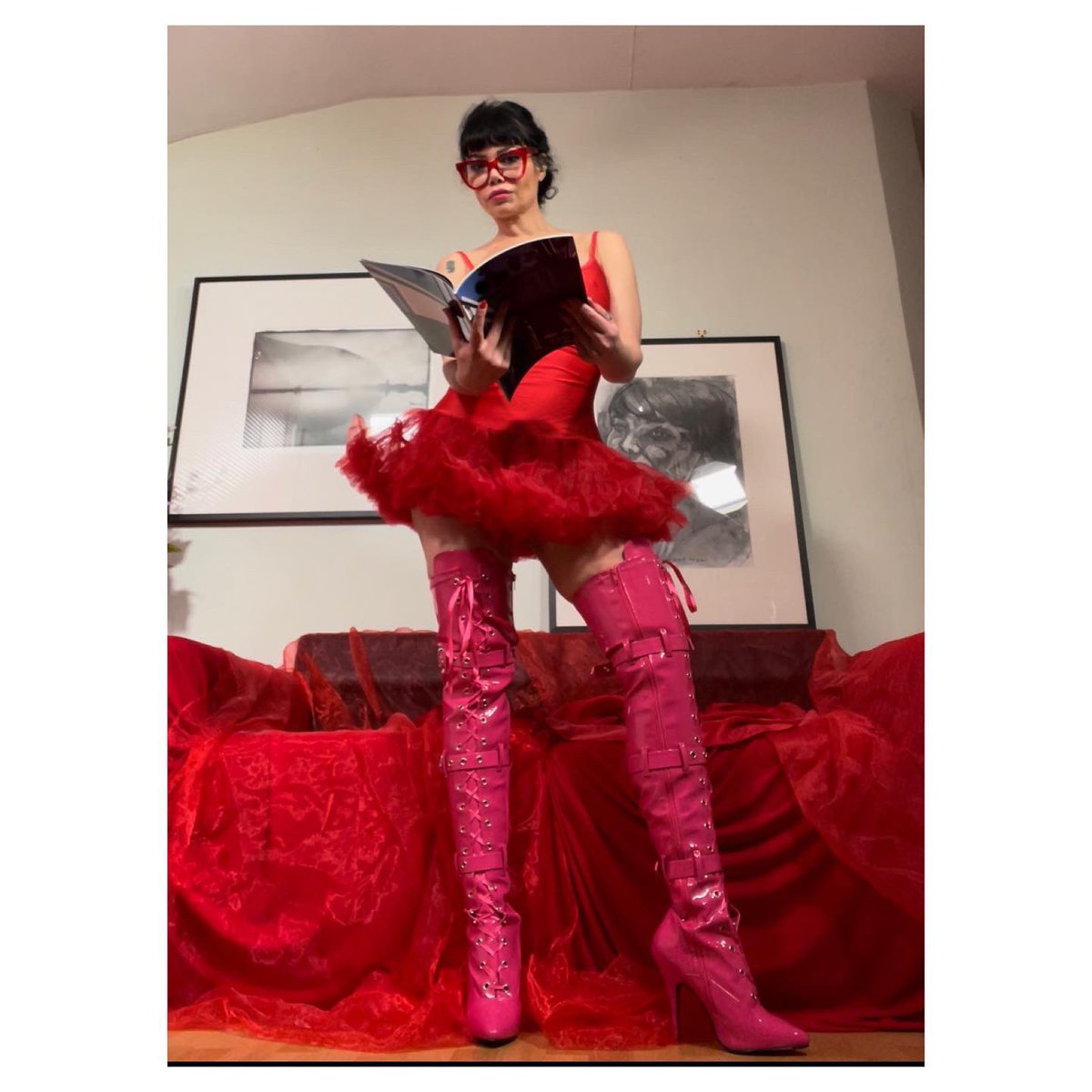 carlatofano's tweet photo. Enjoying my Sunday reading with @missmeatface ’s latest book! 💕📕💞⭐️✨
.
#keepingupappearances
#kattoronto 
#kattorontophoto 
#queenofsuburbia 
#perfomativeselfportraiture
#missmeatface 
#popsurrealism 
#surrealphotography https://t.co/CtLtyscHmL