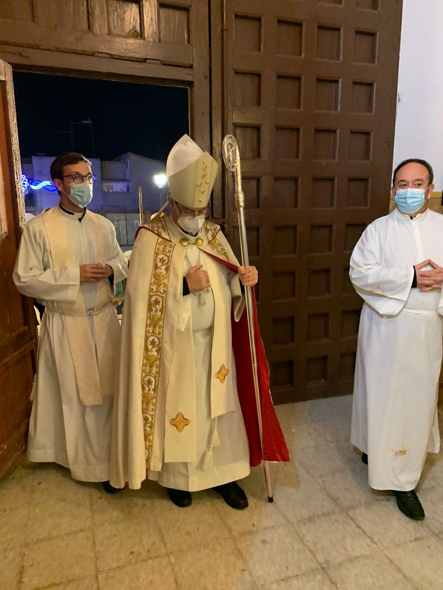 architoledo's tweet photo. El @Obispofcerro ha presidido la eucaristía esta tarde en la Parroquia Ntra Sra de la Asunción de #Turleque. Al finalizar ha bendecido la tradicional hoguera de Santa Lucía. https://t.co/QPAQNW4B33