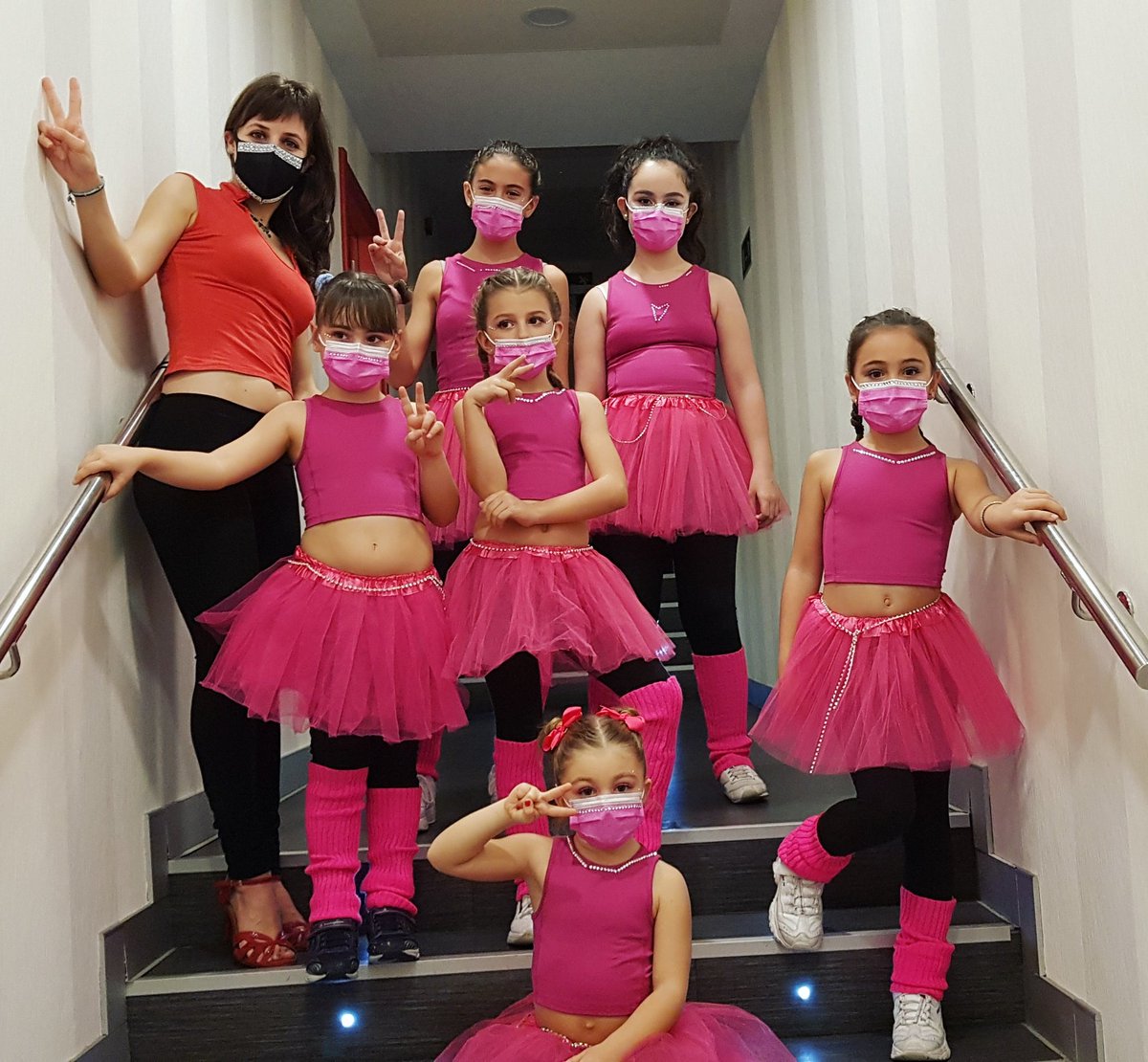 Siriadanza_'s tweet photo. Con las "nenas de la escuela", no pueden ser más divinas y bonitas 💕💖💕💖💕 #zumba
Cómo nos lo hemos pasado en el Open Stage'21 FarahDiva !
Bailando @lolaindigomusic #openstage #laniñadelaescuela #lolaindigo #dance #espectaculo #teatro #bailando #zumberas #valladolid https://t.co/U2XQPCLXFg