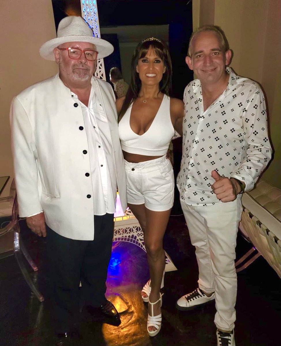 MAGOSINDIENTES's tweet photo. Con la Genia de @NancyDure y el infaltable Callusman en la #WhiteFest https://t.co/DgPeXhttgP