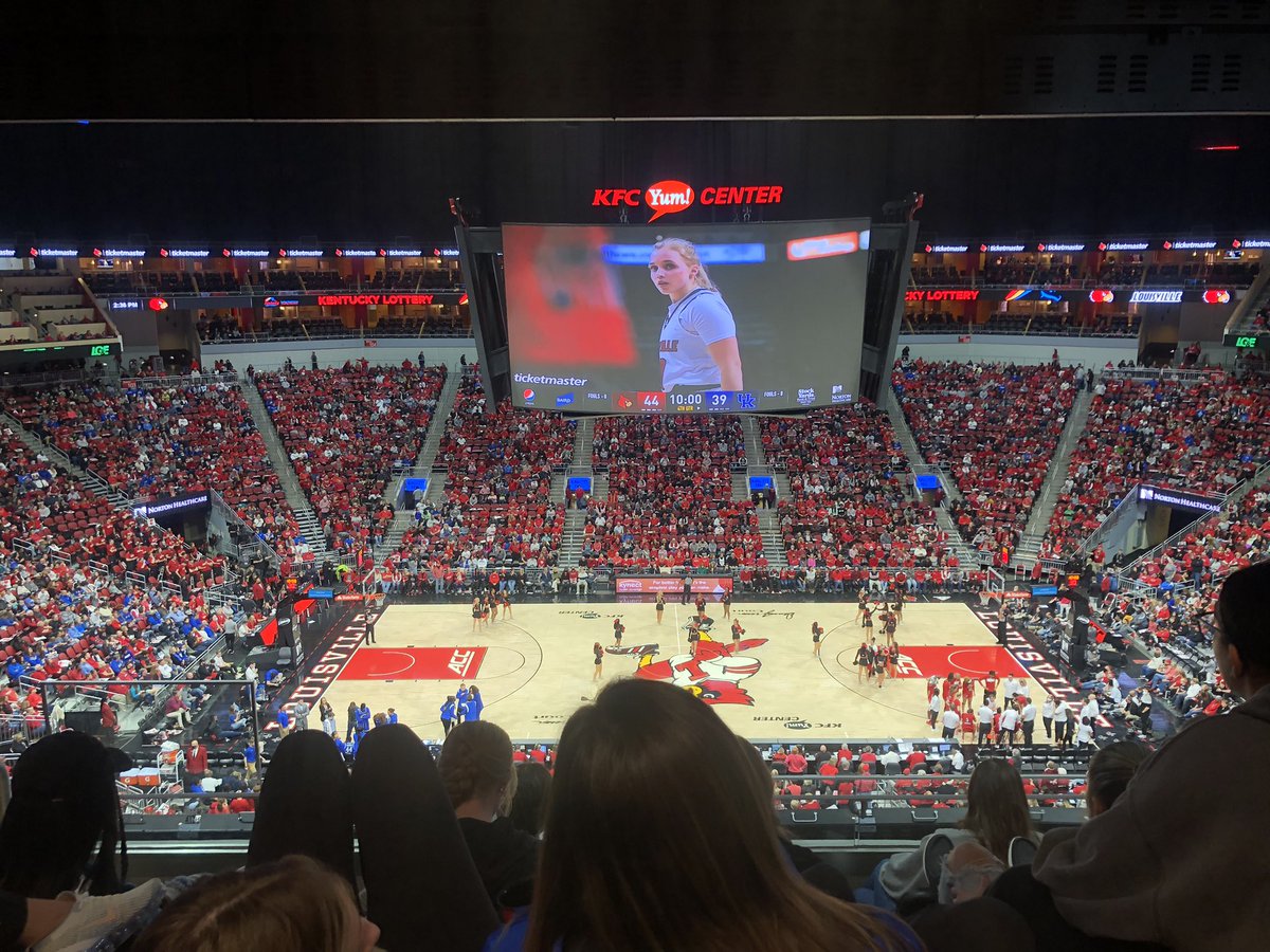 SpaldingWBB's tweet photo. Fun afternoon watching the Kentucky - Louisville WBB game❕ https://t.co/1KLqrMLXkQ