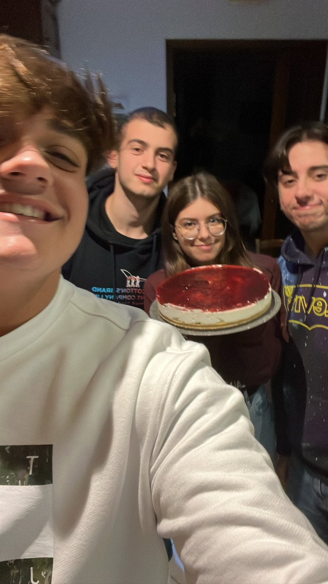 ESkelett_twit's tweet image. Noi mangiamo la cheesecake e tu no + ratio