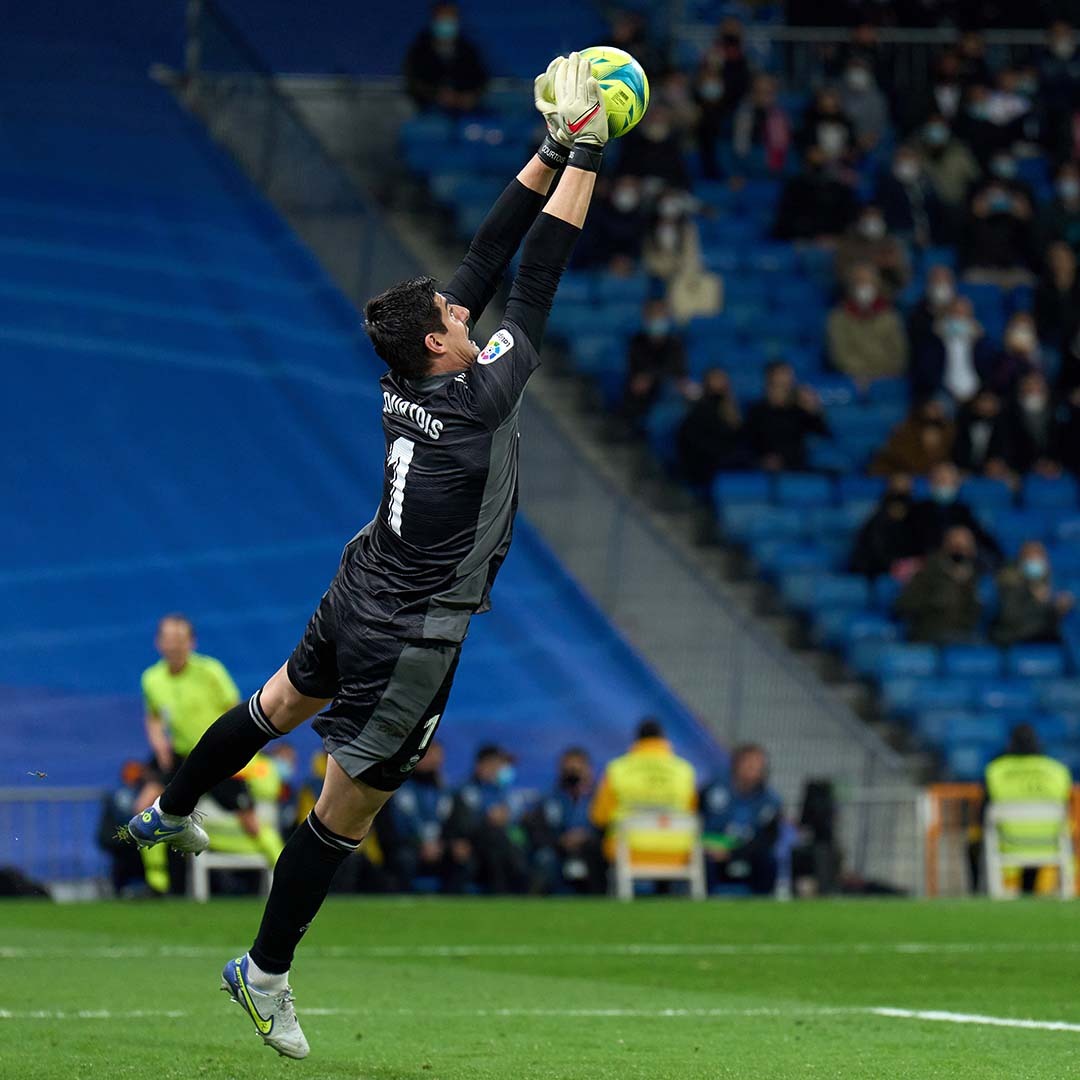 realmadrid's tweet photo. 🧤 ¡Toxicidad, fuera!
¡Goles, fuera! 🧤 https://t.co/etiwDieJzn