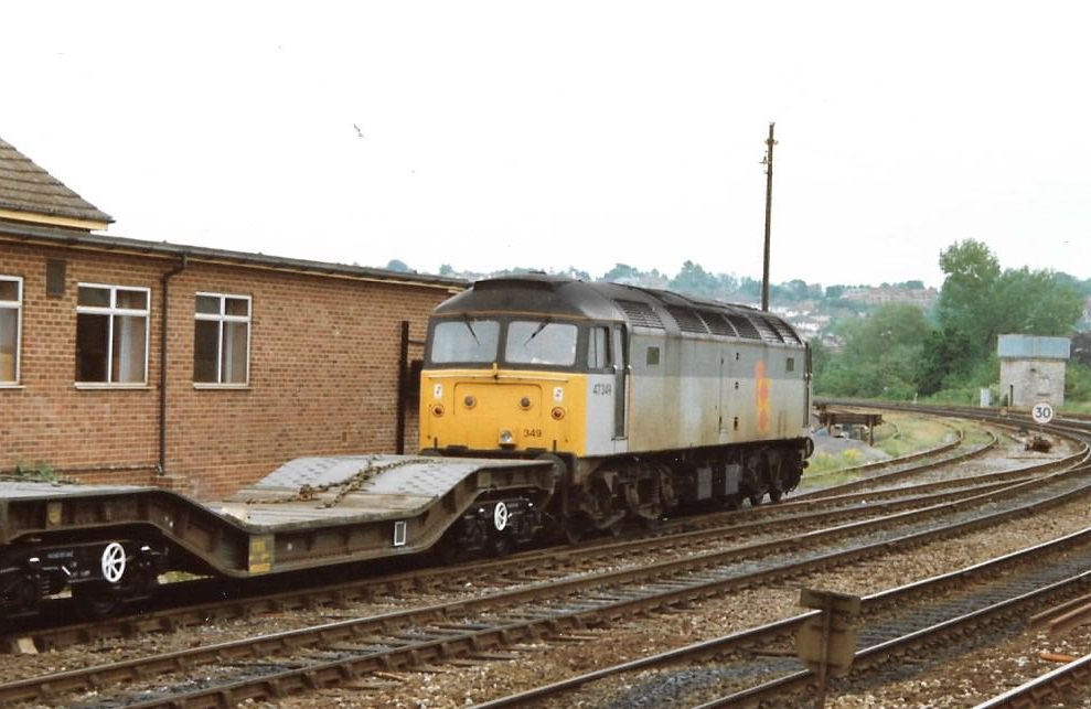 SalopianLyne's tweet photo. Salisbury 29th May 1992
British Rail Class 47 diesel loco 47349 awaits rescue after failing with an MOD freight working. The disgraced Duff is in Railfreight Distribution sector colours.
#BritishRail #Salisbury #Class47 #Railfreight #trainspotting #Failed #Diesel 🤓 https://t.co/MBWCKlbgvN