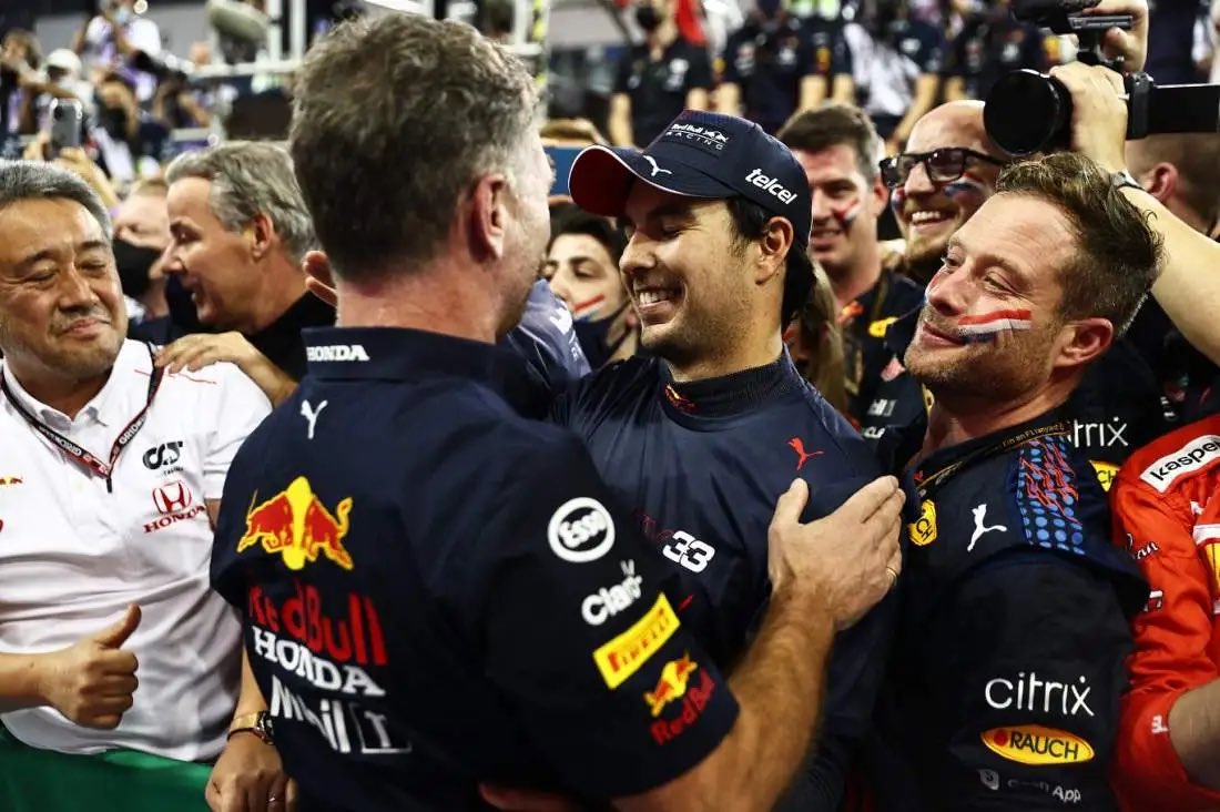 🎙 Horner: Checo fue el compañero de equipo perfecto hoy, lo que hizo para mantener a Lewis atrás, con neumáticos totalmente gastados, fue simplemente una conducción excelente. Sin él hoy, Max probablemente no sería Campeón del Mundo. #AbuDabhiGP #F1