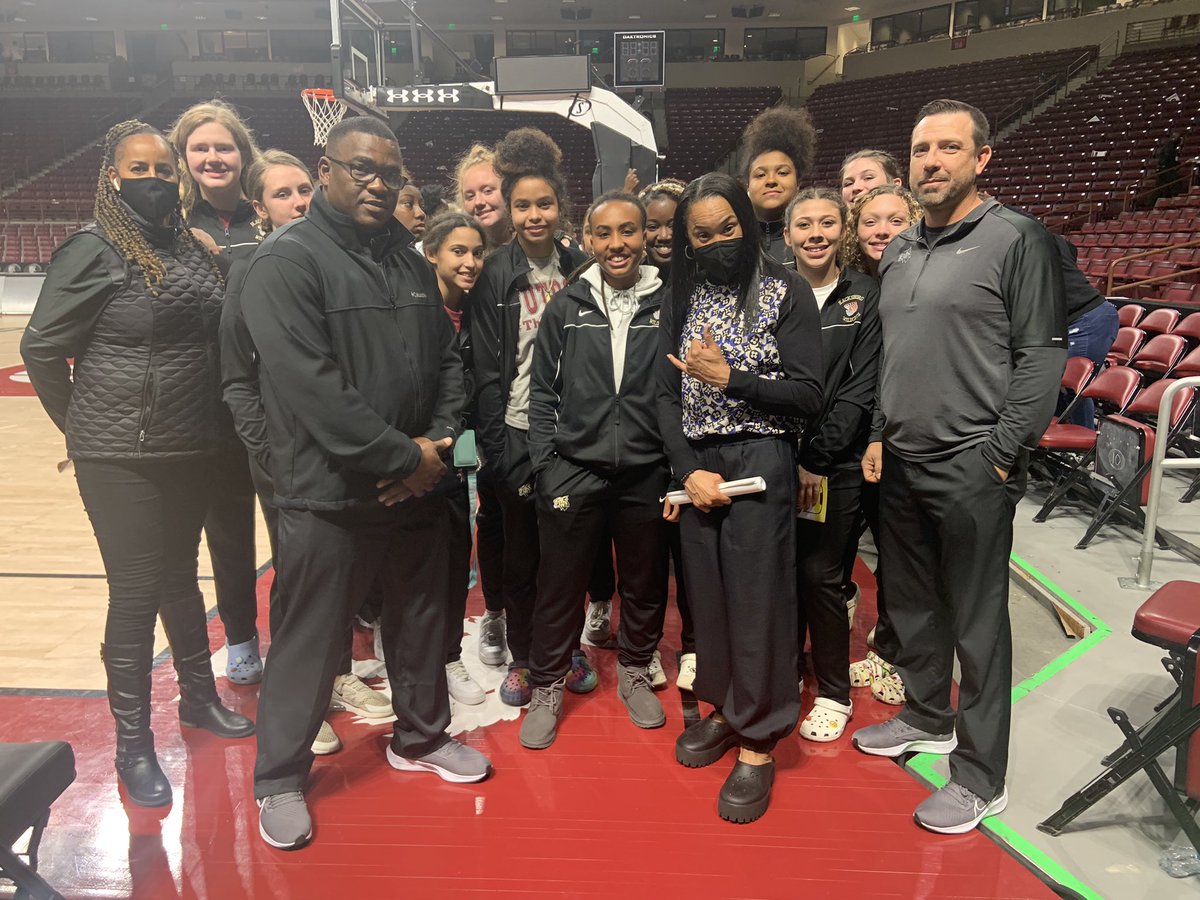 coach_doglesby's tweet photo. @Blacksburg_Roar with the 🐐 herself @dawnstaley https://t.co/zXDZizitH6