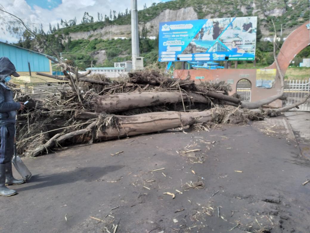 HolgerCoca's tweet photo. Daños materiales de consideración dejo el aluvión que se dio en Guano https://t.co/GTCkFZm8Rn