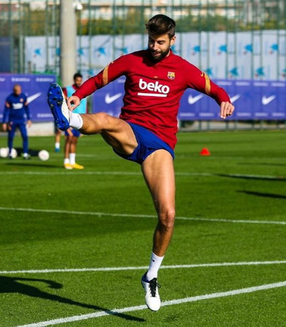 Gerard Piqué bulge.