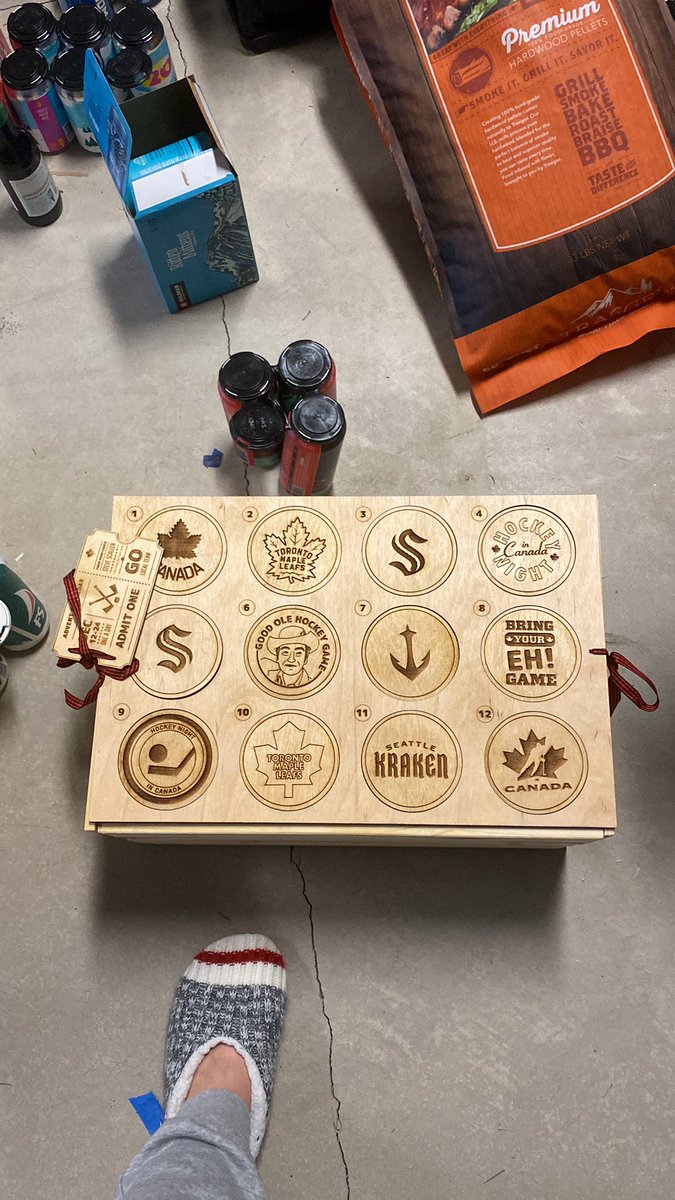 staceymakes's tweet photo. Making some hockey beer advent calenders. Next up is christmas movies. #stompingTom #hockey https://t.co/Qij8neQ4VG