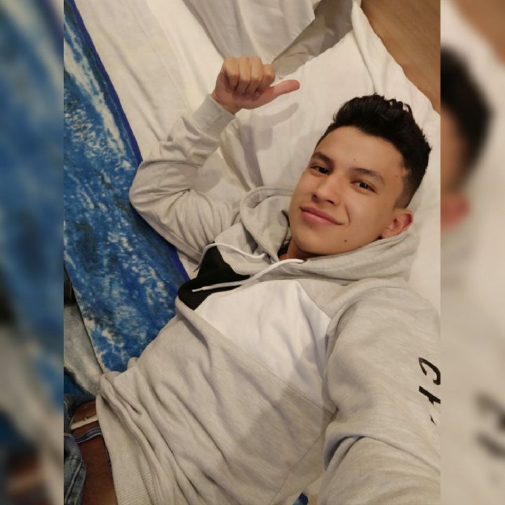 ¡Ven y disfruta conmigo!  > Jugando un ratico 🌚 en #BIGOLIVE. bigo.tv/sid/2227435009…