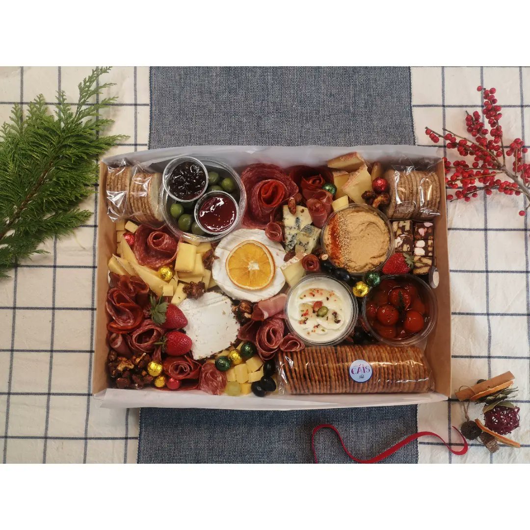 Cáis Christmas box... Visiting Dingle over Christmas get in touch to order one of these beauties. We are organising a Tralee drop off on Monday 20th #shoplocal #christmascheese