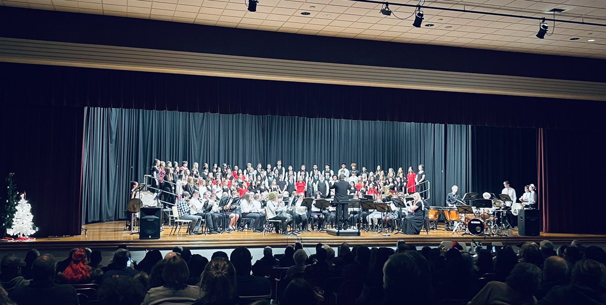 NateSever7's tweet photo. 🎄2021 @UrbanaHS_OH Christmas Concert! Wonderful performance by our students, @sappmusic &amp; @myersharmony1 #GoClimbers🙌🏼 @TheUHSMB @thielc @UrbanaYES @UrbanaOHSchools https://t.co/tECMXXCeub