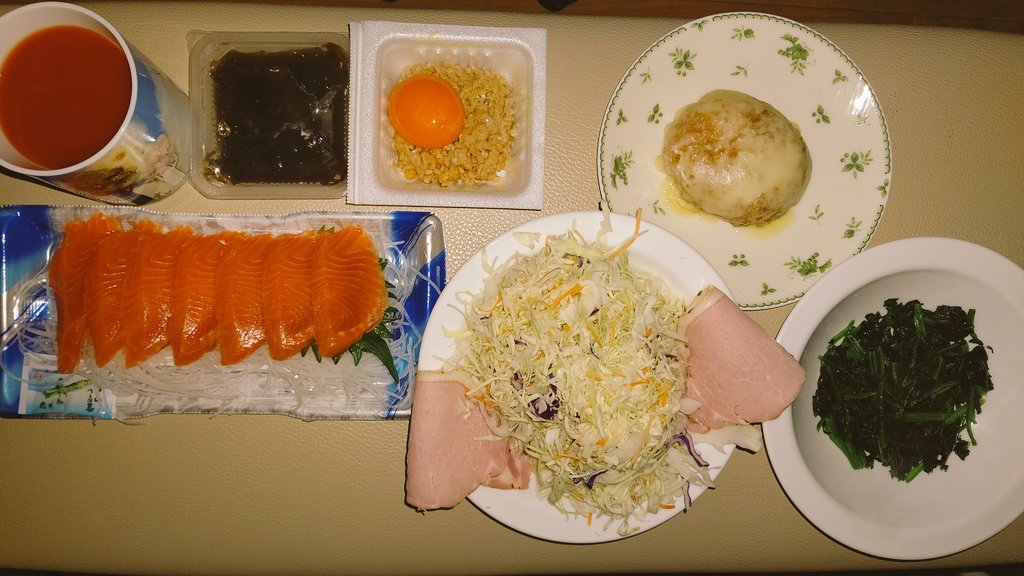 おはようございます‼️＼(^-^)／💖🍀昨夜の夕食🌃🍴チーズコロッケ、サーモンのお刺身、納豆玉子、もずく酢、ほうれん草、生野菜とハムです‼️😋🍀今週も頑張ります‼️😊皆様にとって、素晴らしい１