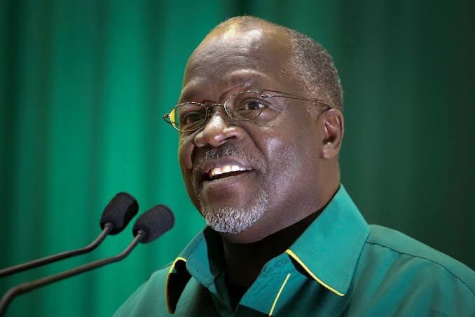 subiri_misana's tweet photo. Burembo anashindana namtu alie kwusha kutangulia unazani hata rais ariyopo anafurahi kweli maana nayeye hajui kesho yake sasa nayeye ikiwa kama magufuli sijui itakuwaje au utasemaje maana mpka uneanza kumungilia mama kuhusu kabudi inatakiwa utulie kama urifnya mazuli utakumbkwa https://t.co/cDnEeWwTi2