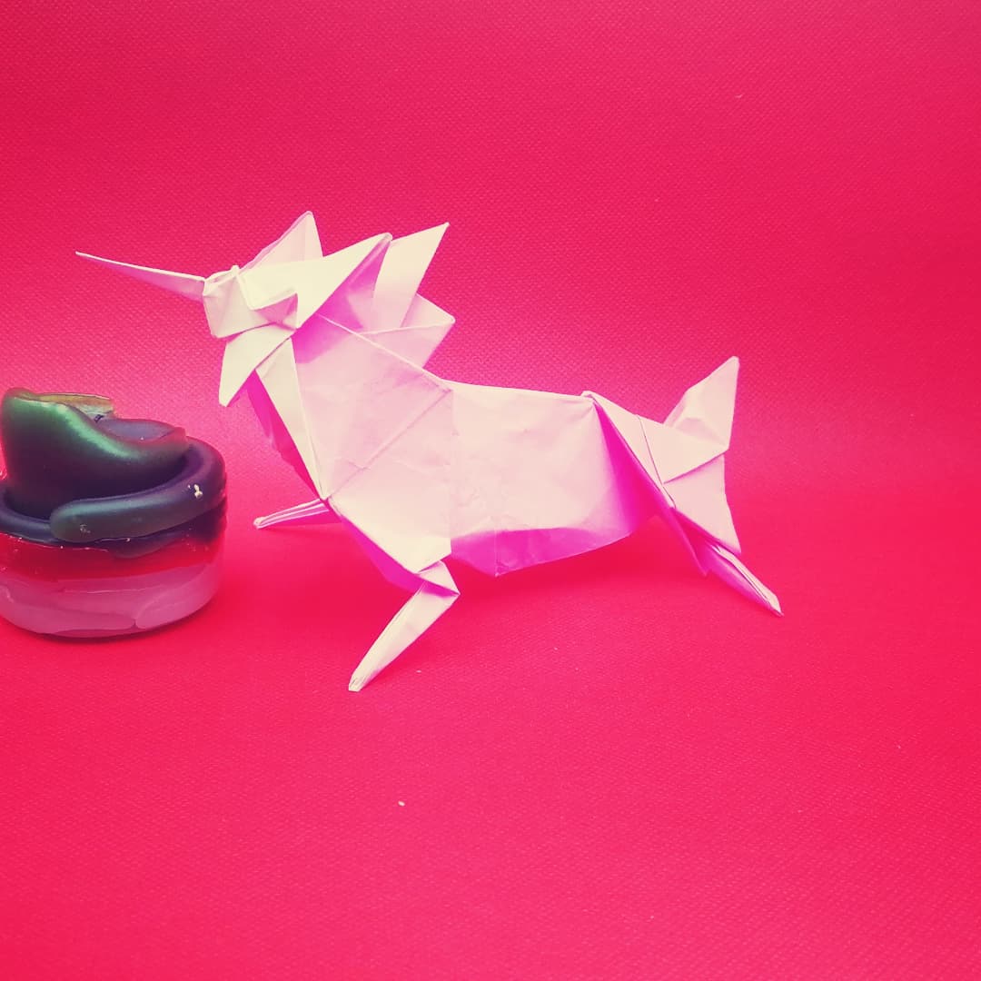 haidewiets's tweet photo. Holiday Red
Festive flat....(imagine Bambi on ice, or a Unicorn. Yet another Unicorn I had to force to do the splits.. ) 

Unicorn
Tetsuya Gotani

#unicorn #tetsuyagotani #pink #yankeecandle
#festive #flat #stander #holidays2021 
#haidewiets  #ZheZhi  #origami 
#h折り紙 #摺紙 https://t.co/4J41wg0y4Z