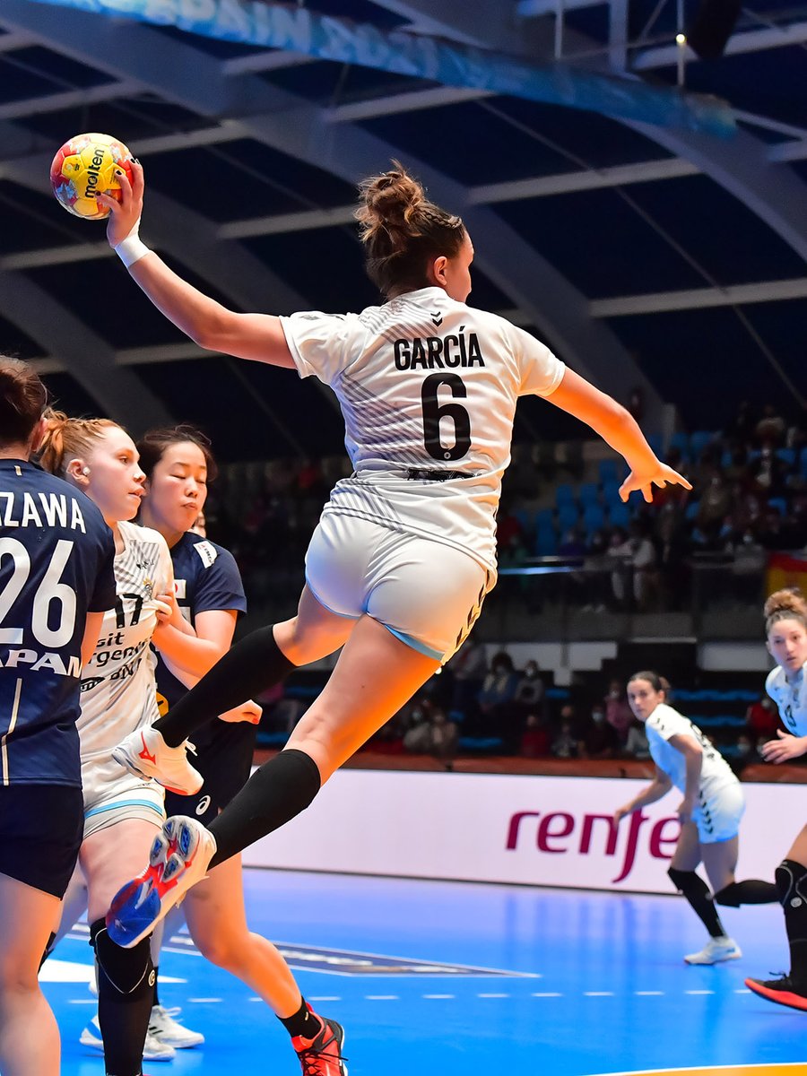 CAHandball's tweet photo. ¡A apenas unas horas de emprender el regreso a la Argentina 🇦🇷, saludamos en su cumpleaños a Ayelén García!

45 goles en 32 partidos para la extremo derecho que debutó en La Garra en el 2018 y acaba de finalizar su participación en su 2° Mundial.

¡Que termines bien el día, Aye! https://t.co/a2j7fjXiTL