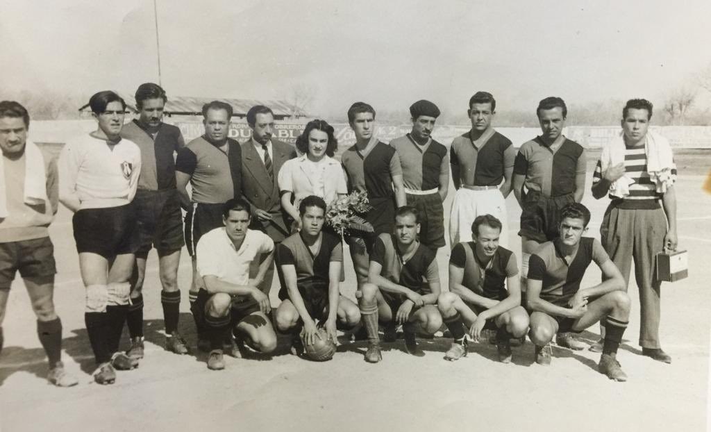 JuanPBouquet's tweet photo. @AtlasFC @ProfeAtlas me gustaría si pudieran hacer algún homenaje, mención o algo similar, al abuelo de mi esposa, Rubén Aceves, jugador del Atlas en la década de los 40’s, actualmente con 98 años, está emocionado por ver a su Atlas campeón por segunda vez!!! ❤️🖤 #Junto2 https://t.co/cQphJOzrT5