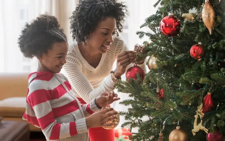 TheManchester_'s tweet photo. How Christmas became an American holiday tradition, with a Santa Claus, gifts and a tree - https://t.co/eOn5tV0Ypv https://t.co/CH85iIJdNF